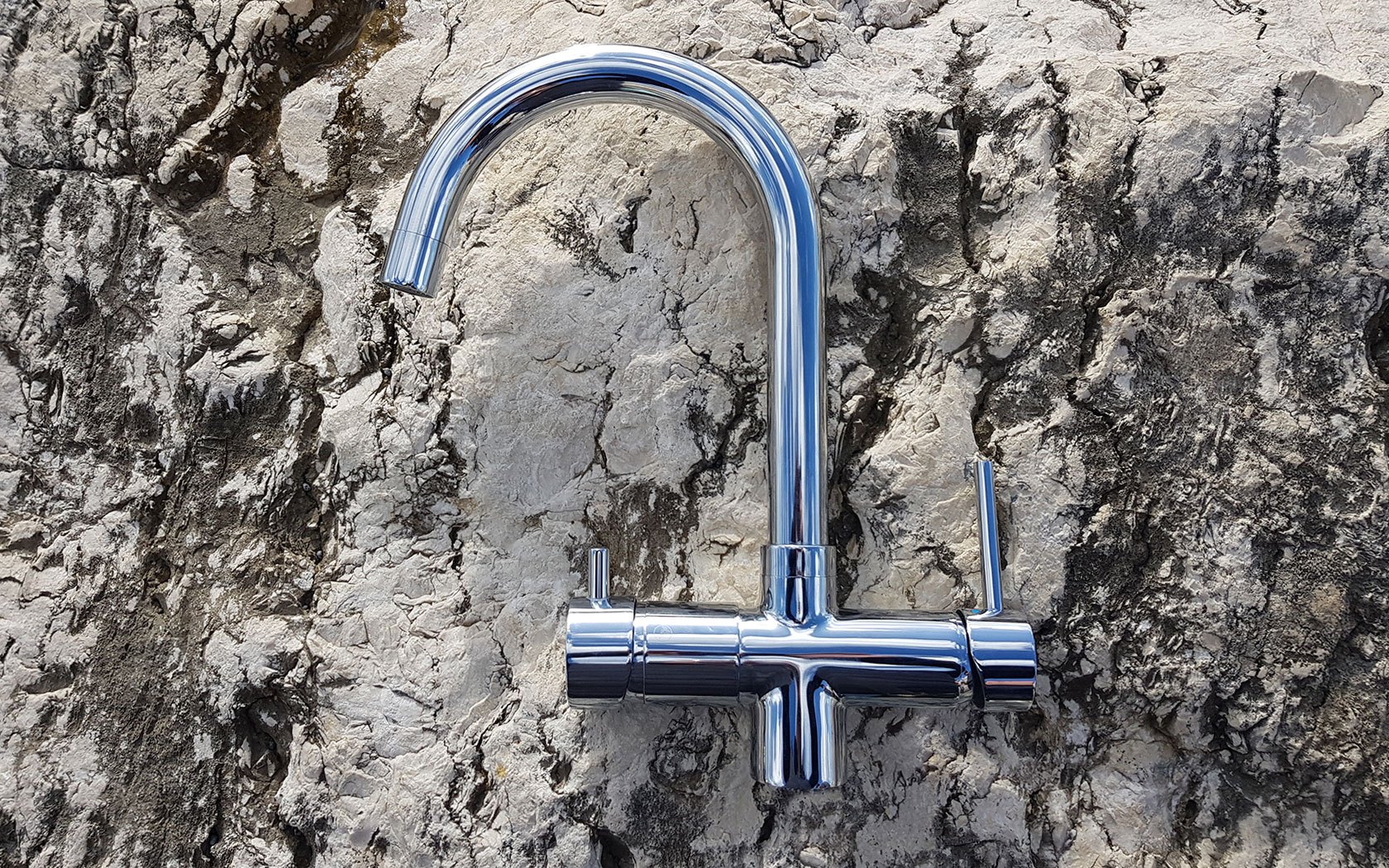 Rubinetto multivia per acqua depurata su piano cucina